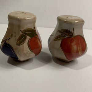 salt and pepper ceramic set- no chip good condition VINTAGE